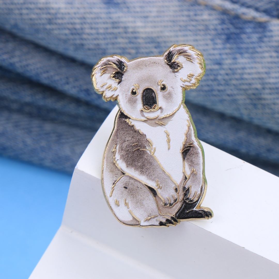 Embroidery Australia - Эмалевая брошь-значок с коалой в акварельном